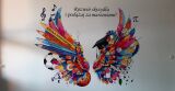 Kolorowy mural na białej ścianie przedstawiający skrzydła ułożone z przyborów szkolnych, nut i symboli naukowych z napisem 'Rozwiń skrzydła i podążaj za marzeniami!'.