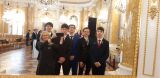 Wspólne pamiątkowe selfie grupy uczniów i opiekunek w lustrze sali balowej Zamku Królewskiego.