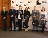 Uczestnicy konkursu oraz przedstawiciele organizatorów pozują do zdjęcia na ścince Muzeum.