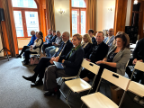 Uczestnicy konkursu oraz przedstawiciele organizatorów siedzą w sali Muzeum.