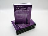 Trzy egzemplarze fioletowej książki "Studia nadzorem liototalitaryzmem. Tom 1. Polen-Jugendführer Schwedem" Agaty Świderskiej stojące pionowo jeden na drugim.