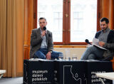 Dwóch mężczyzn prowadzi spotkanie autorskie w sali Muzeum Dzieci Polskich Ofiar Totalitaryzmu.