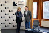 Dyrektor Muzeum oraz konferansjer rozmawiają po wydarzeniu organizowanym przez Muzeum.