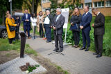 Uroczystość odsłonięcia pomnika z uczestnikami na placu.