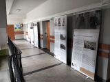 Ekspozycja zdjęć i informacji na wystawie w korytarzu.