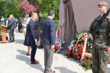 Uroczystość złożenia kwiatów przy pomniku, żołnierz na wartowni.