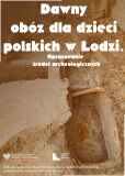 Plakat przedstawiający wykop archeologiczny z napisem 'Dawny obóz dla dzieci polskich w Łodzi – opracowanie źródeł archeologicznych'.