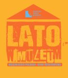 LATO W MUZEUM – plakat wydarzenia Muzeum Dzieci Polskich – ofiar totalitaryzmu, duży żółty napis na pomarańczowym tle, logo muzeum w górnej części.