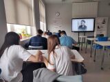 Uczniowie podczas lekcji, skupieni na pracy w klasie.